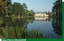 Le Ch�teau et l'�tang de Courson en �t�