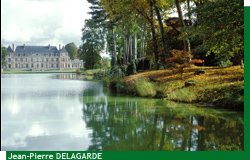Le Ch�teau de Courson cot� �tang en automne