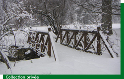 Le petit pont du parc de Courson sous la neige en hiver